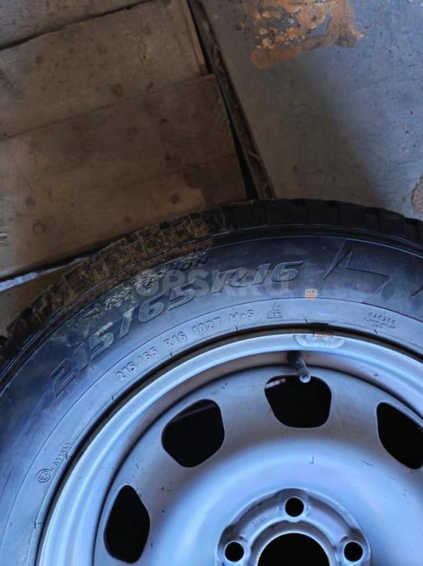 Продам две зимние шипованные шины Pirelli ice zero 2, размер 215/65R16, одна шина после ремонта грыж - Орск