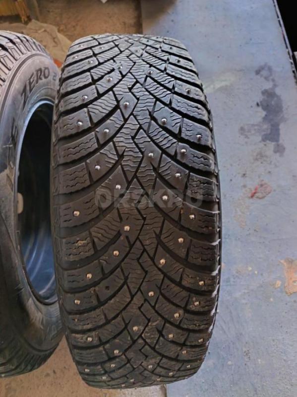 Продам две зимние шипованные шины Pirelli ice zero 2, размер 215/65R16, одна шина после ремонта грыж - Орск