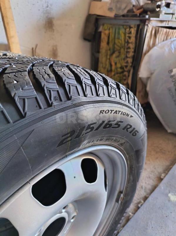 Продам две зимние шипованные шины Pirelli ice zero 2, размер 215/65R16, одна шина после ремонта грыж - Орск