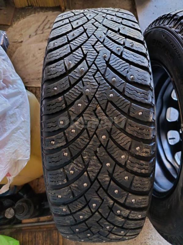 Продам две зимние шипованные шины Pirelli ice zero 2, размер 215/65R16, одна шина после ремонта грыж - Орск