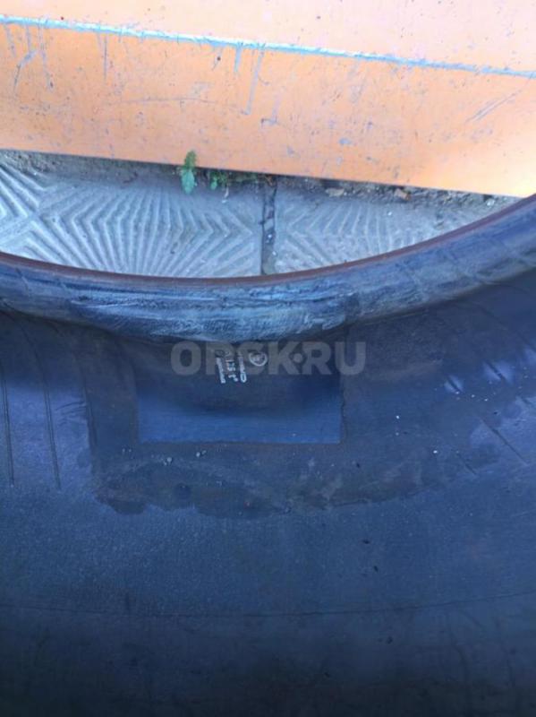 Продам две зимние шипованные шины Pirelli ice zero 2, размер 215/65R16, одна шина после ремонта грыж - Орск