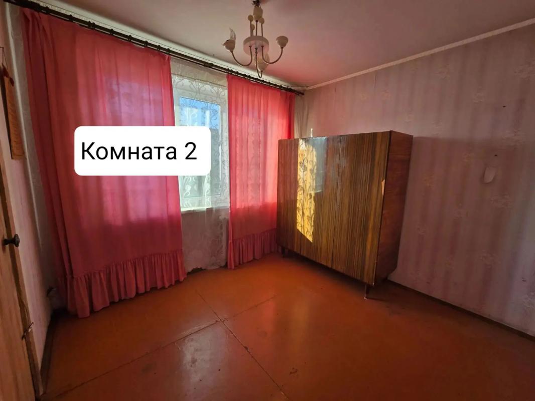 Продаётся уютная квартира с  изолированными комнатами на четвёртом этаже панельного дома. - Новотроицк