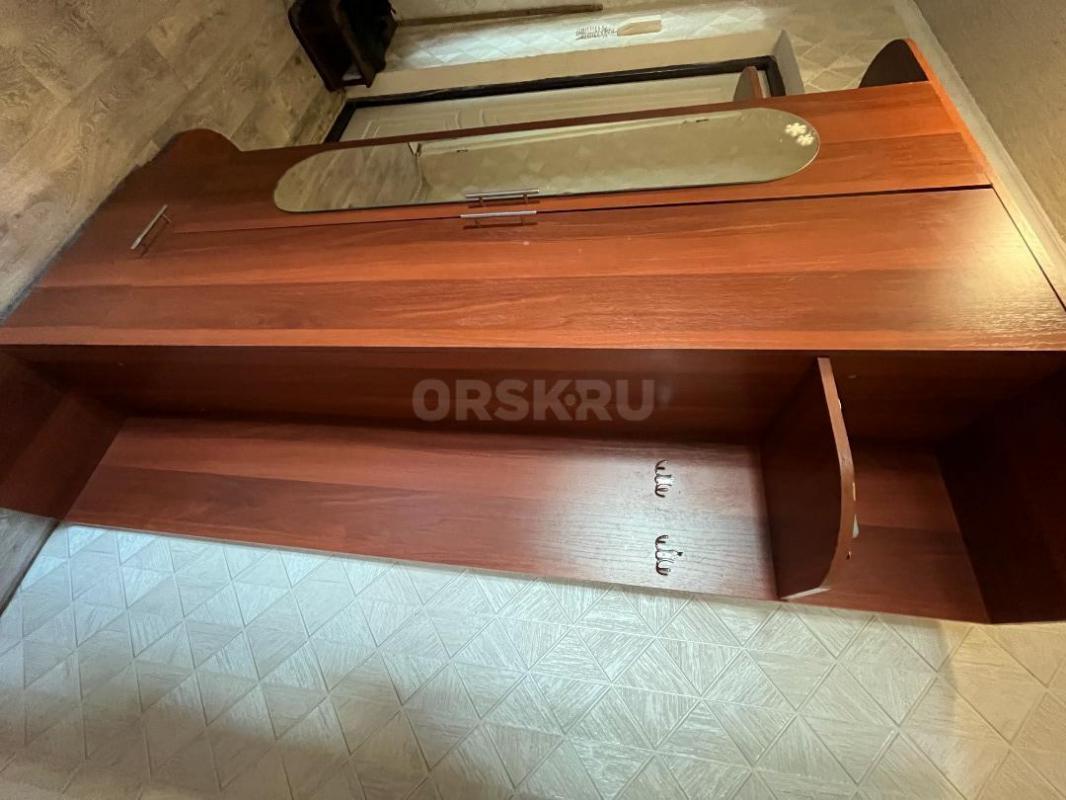 Продам шкаф в коридор,  цена 4000 руб., Размеры: высота 2,05 м., ширина 1,3 м., глубина 0,35 м. - Орск