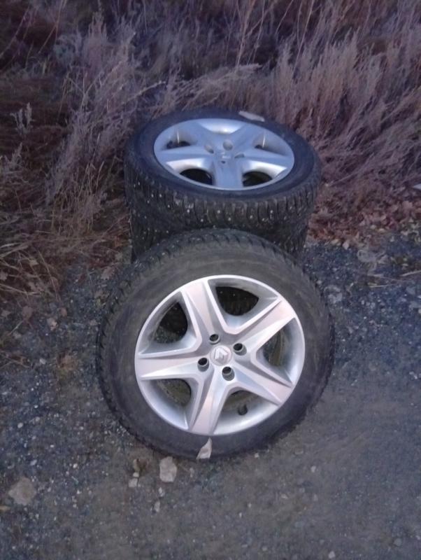 Продам шины зимние шипованные nordman 5   размерностью 205/55R16 с оригинальными штампованными диска - Гай