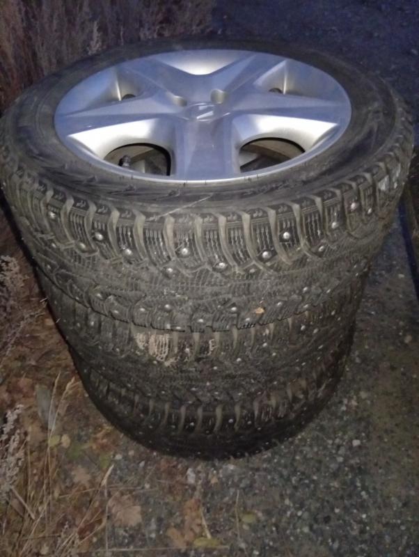 Продам шины зимние шипованные nordman 5   размерностью 205/55R16 с оригинальными штампованными диска - Гай
