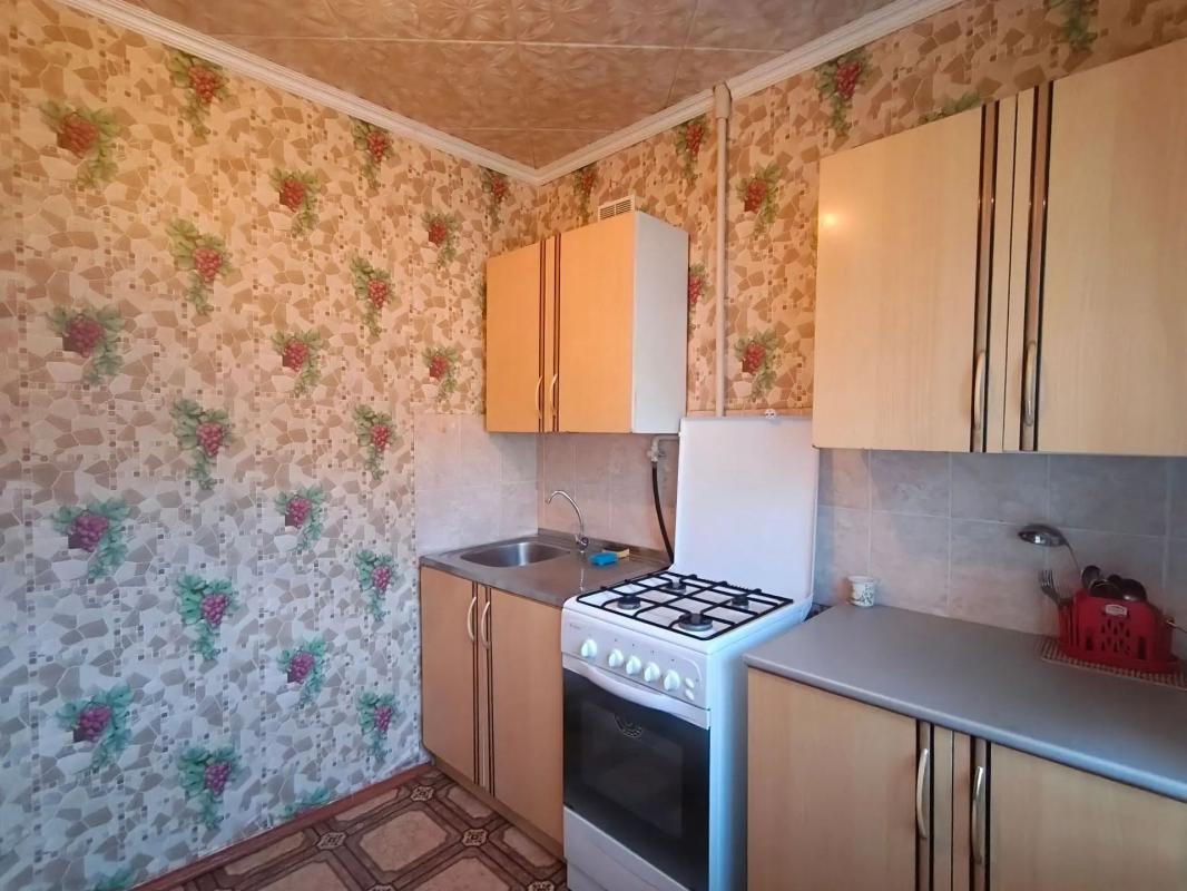 ПРОДАËТСЯ 1 - КОМНАТНАЯ КВАРТИРА, НА 3-ЕМ ЭТАЖЕ, В КИРПИЧНОМ ДОМЕ, В ЦЕНТРЕ ГОРОДА. - Новотроицк