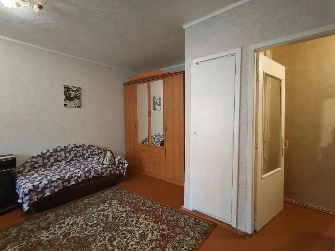 ПРОДАËТСЯ 1 - КОМНАТНАЯ КВАРТИРА, НА 3-ЕМ ЭТАЖЕ, В КИРПИЧНОМ ДОМЕ, В ЦЕНТРЕ ГОРОДА. - Новотроицк