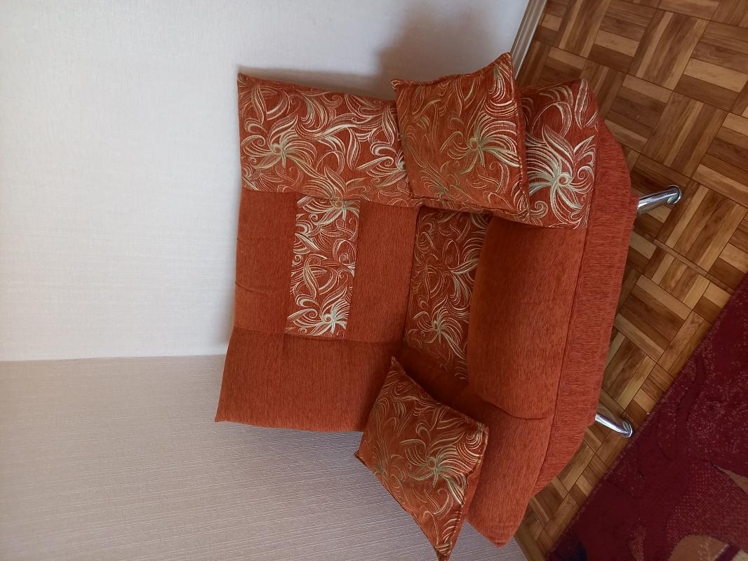 Продается симпатичный мягкий уголок: диван-книжка и два кресла в очень приличном состоянии - Новотроицк