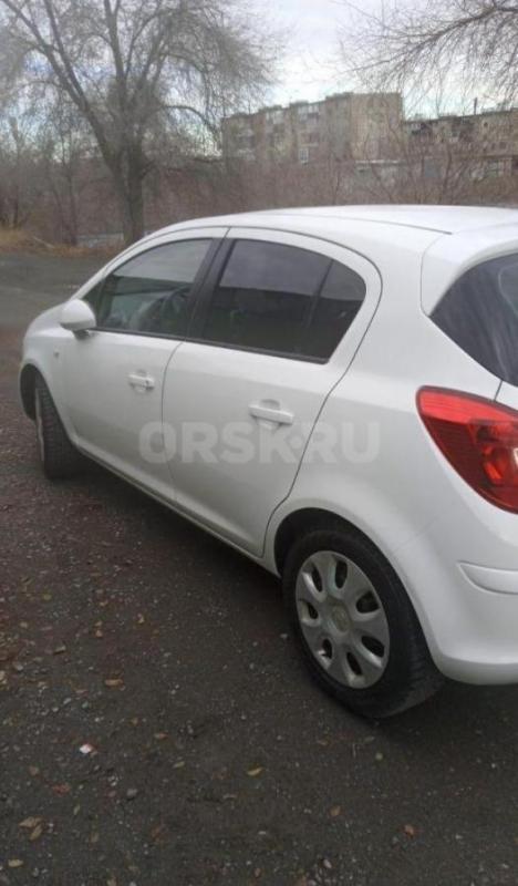 Opel Corsa белого цвета, 2011 года выпуска, с пробегом 94 342 километров, с двумя собственниками в П - Орск