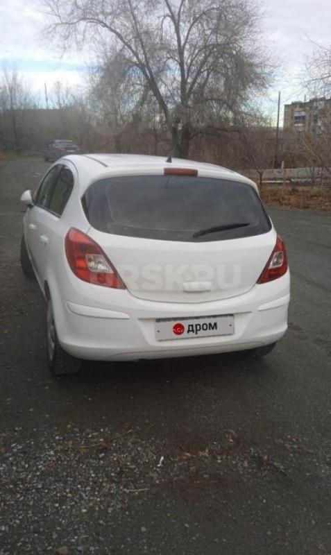 Opel Corsa белого цвета, 2011 года выпуска, с пробегом 94 342 километров, с двумя собственниками в П - Орск