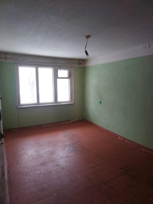 Продаётся двухкомнатная квартира площадью 44 квадратных метра на первом этаже пятиэтажного панельног - Новотроицк