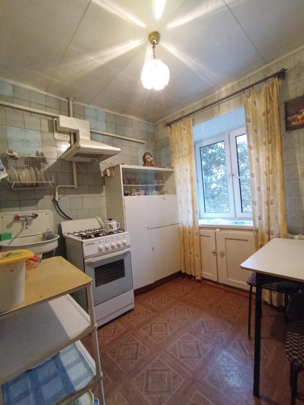 Продается 1-комнатная квартира  на 1 этаже 5-ти этажного кирпичного дома по адресу г. - Новотроицк