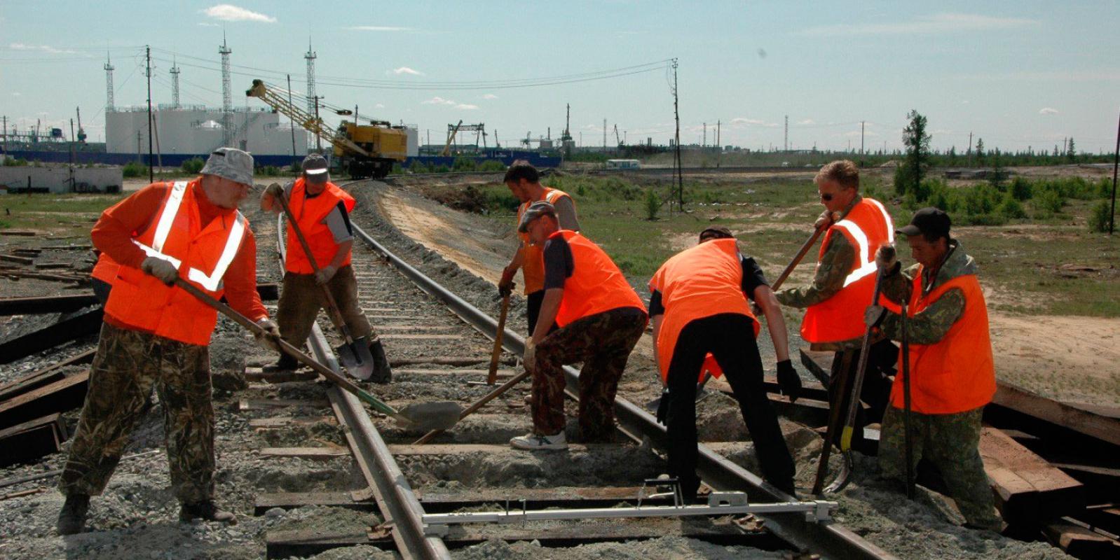 Требуются 3-4 работникатна замену деревянной шпалы, трамвайных путей. 500 шпал по 700 рублей. - Новотроицк