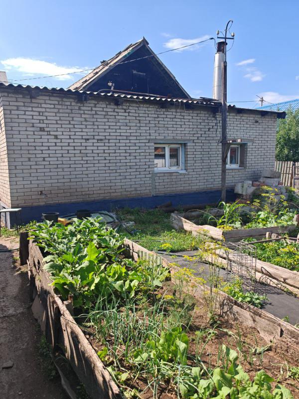 Продаётся одноэтажный деревянный дом, облицованный кирпичом, расположенный в городе Новотроицке на у - Новотроицк