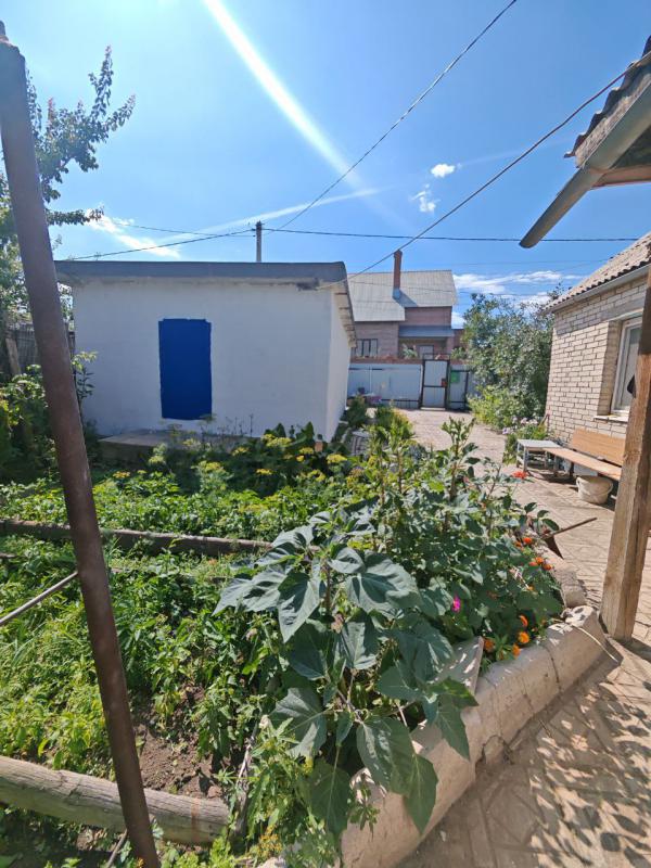 Продаётся одноэтажный деревянный дом, облицованный кирпичом, расположенный в городе Новотроицке на у - Новотроицк