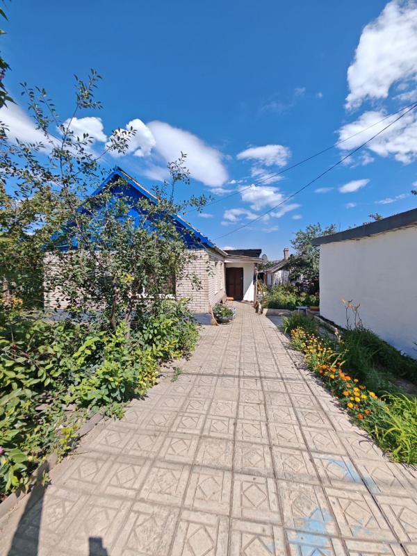 Продаётся одноэтажный деревянный дом, облицованный кирпичом, расположенный в городе Новотроицке на у - Новотроицк