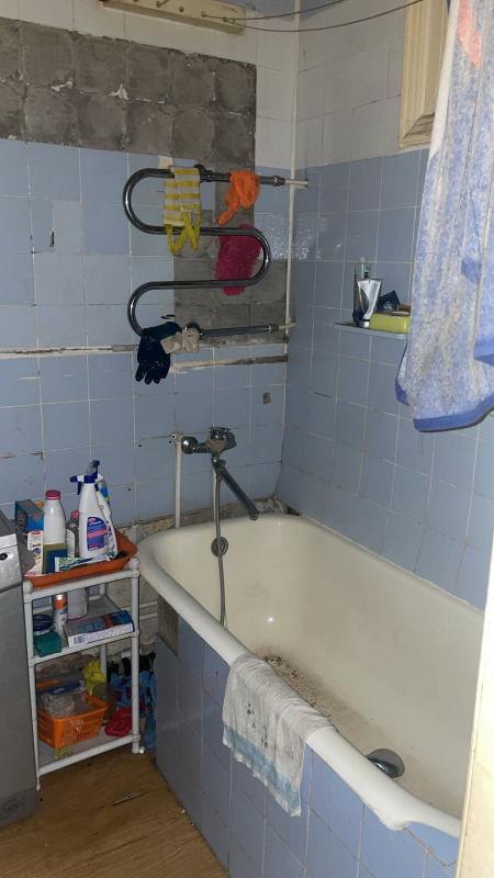 2х комнатная квартира с раздельными ходами, пластиковые окна, остается в квартире: кондиционер, стир - Новотроицк