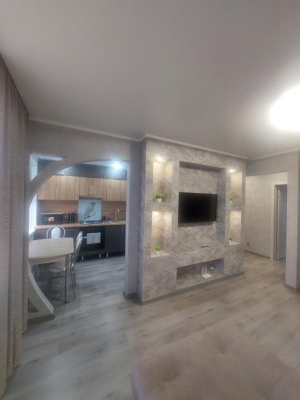 Продаётся уютная двухкомнатная квартира площадью 47.7 квадратных метров на улице Ситкина, 13 в город - Новотроицк