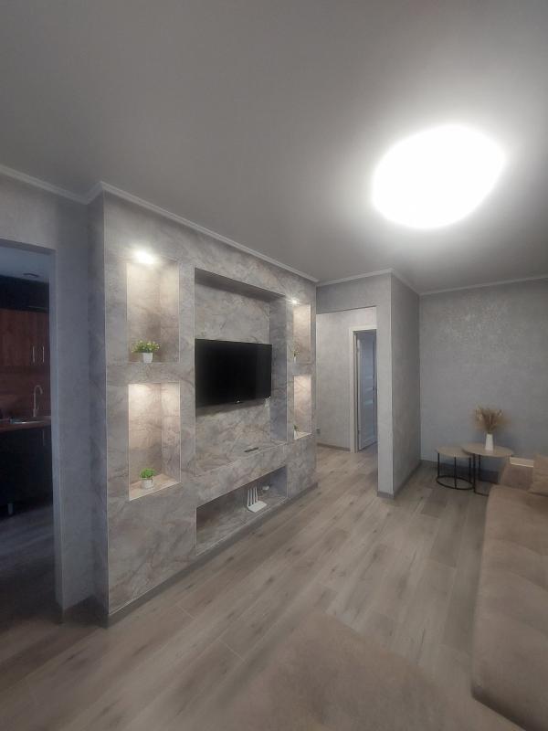 Продаётся уютная двухкомнатная квартира площадью 47.7 квадратных метров на улице Ситкина, 13 в город - Новотроицк