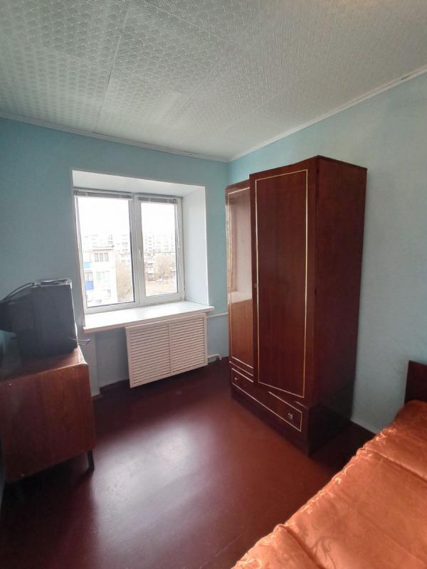 Срочно продаётся двухкомнатная переделанная в трех  квартира, г. - Новотроицк