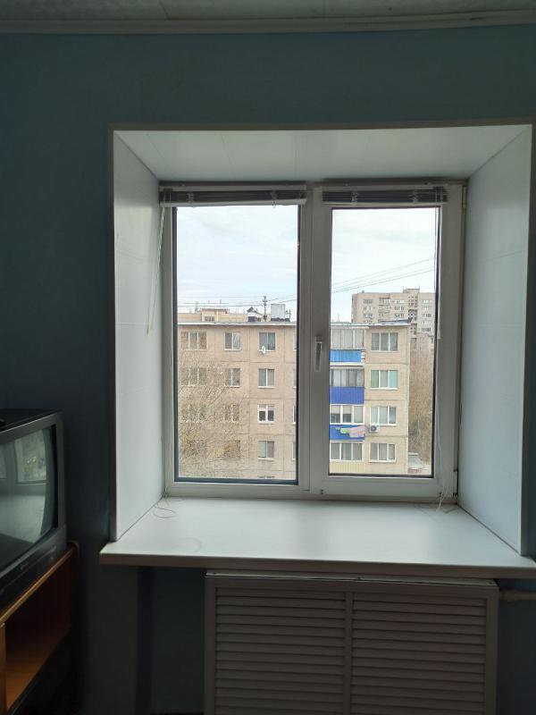 Срочно продаётся двухкомнатная переделанная в трех  квартира, г. - Новотроицк