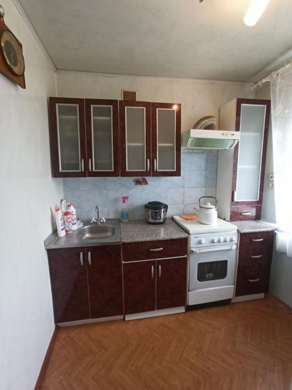 Срочно продаётся двухкомнатная переделанная в трех  квартира, г. - Новотроицк