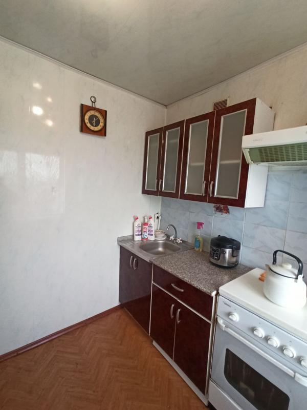 Срочно продаётся двухкомнатная переделанная в трех  квартира, г. - Новотроицк