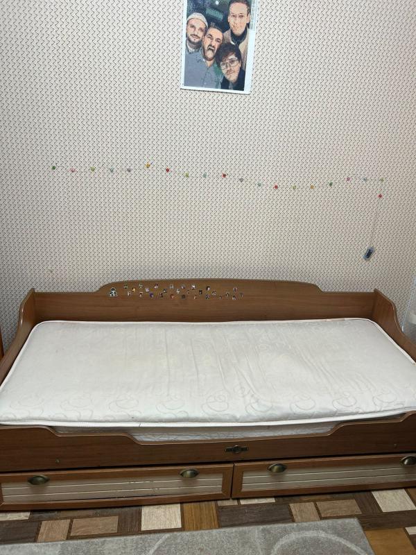 Продается односпальная кровать в хорошем состоянии, с матрасом, 90*190 см, с двумя ящиками для белья - Новотроицк