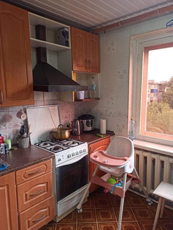 Срочно продаётся двухкомнатная квартира улучшенной планировки   в отличном районе (ост . - Новотроицк