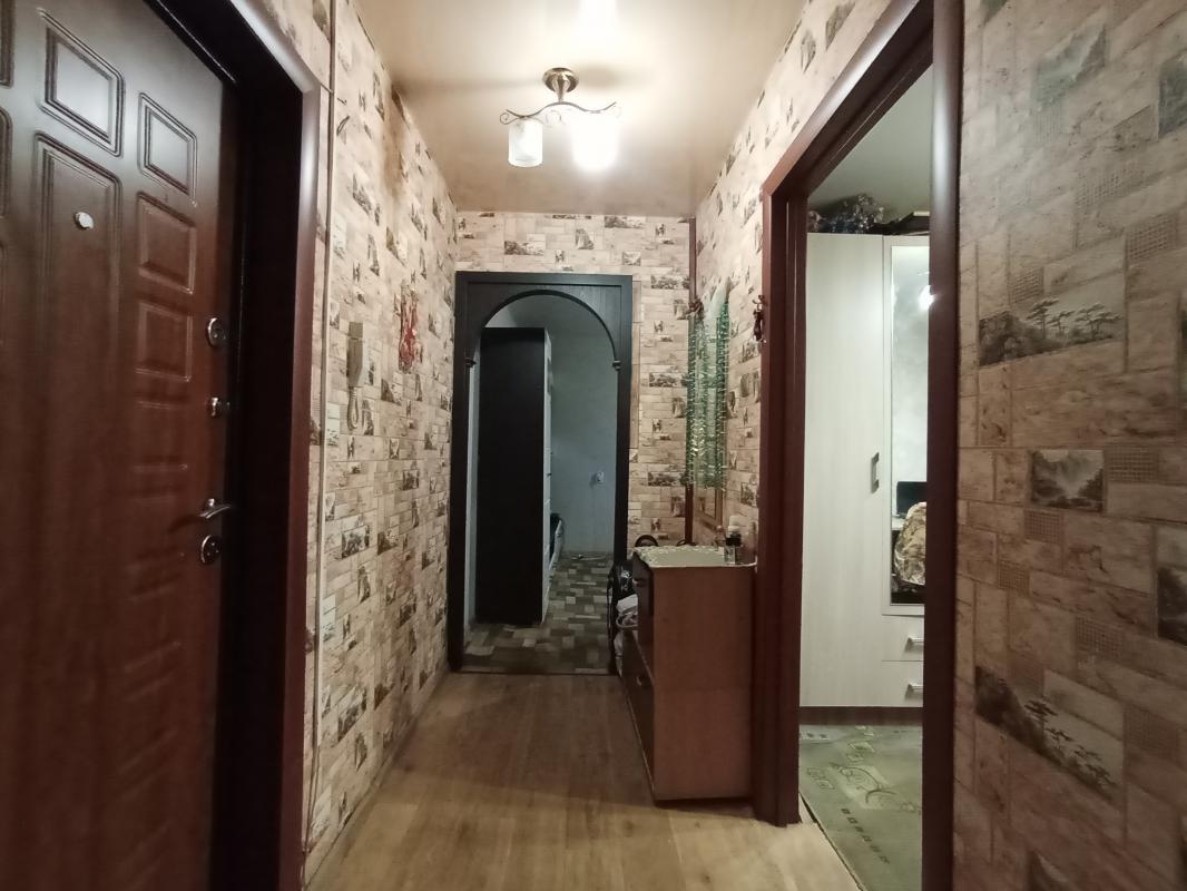 Продается 2-комнатная квартира с раздельными ходами по адресу: г. - Новотроицк