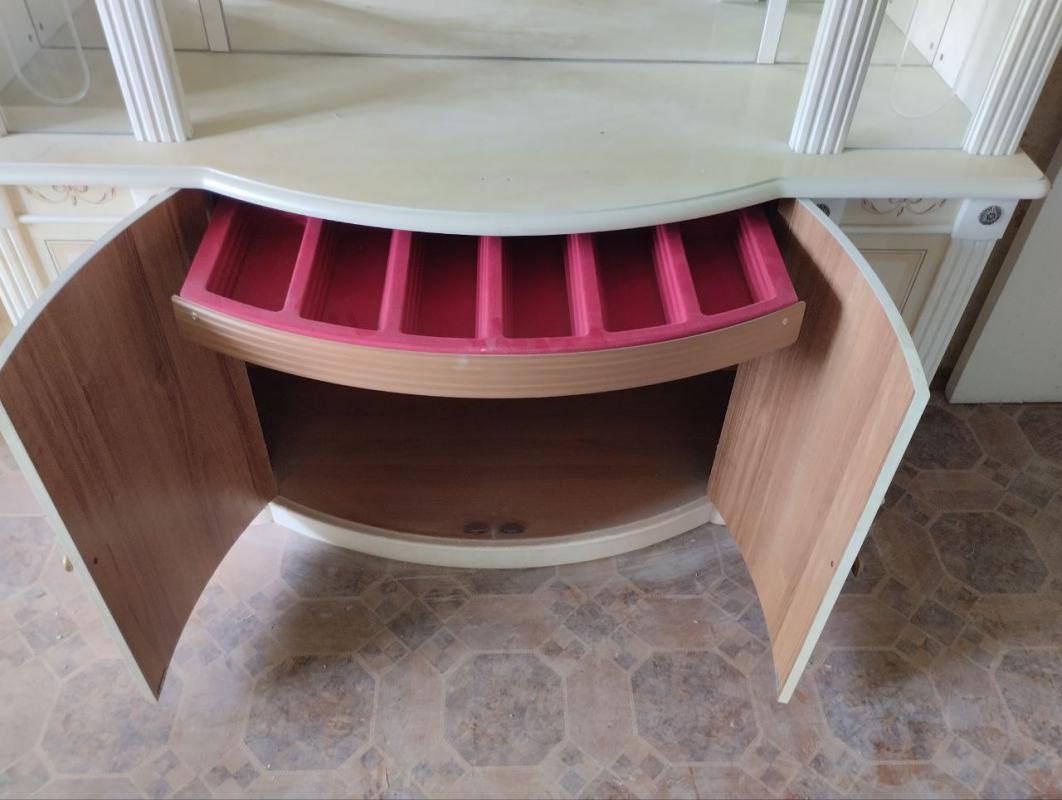 Отдам шкаф-витрина бесплатно - Новотроицк