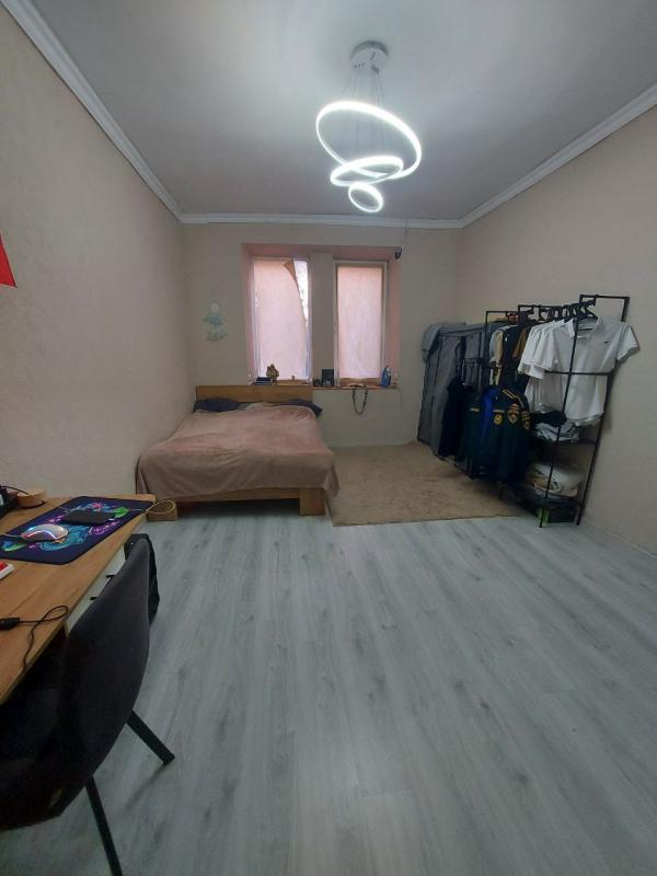 Продается 2-комнатная (1 комната студия совмещена с кухней и 1 комната спальня) квартира с раздельны - Новотроицк