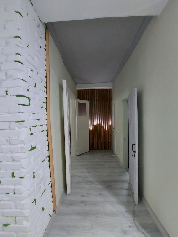 Продается 2-комнатная (1 комната студия совмещена с кухней и 1 комната спальня) квартира с раздельны - Новотроицк