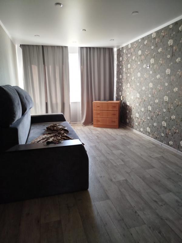 Продаю 2х комнатную с раздельными ходами в хорошем состоянии, балкон застеклен, все рядом. - Новотроицк