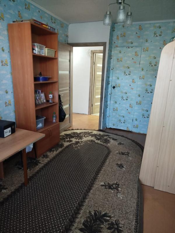 Продаю 2х комнатную с раздельными ходами в хорошем состоянии, балкон застеклен, все рядом. - Новотроицк