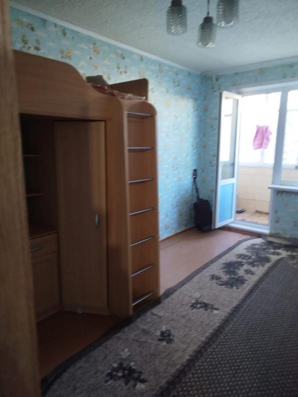 Продаю 2х комнатную с раздельными ходами в хорошем состоянии, балкон застеклен, все рядом. - Новотроицк