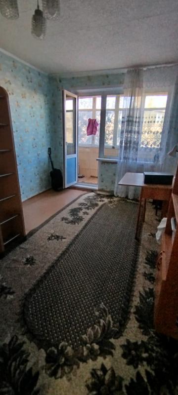 Продаю 2х комнатную с раздельными ходами в хорошем состоянии, балкон застеклен, все рядом. - Новотроицк