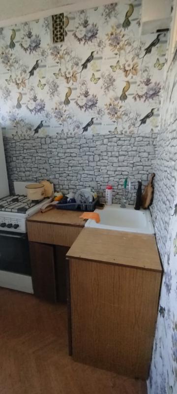 Продаю 2х комнатную с раздельными ходами в хорошем состоянии, балкон застеклен, все рядом. - Новотроицк