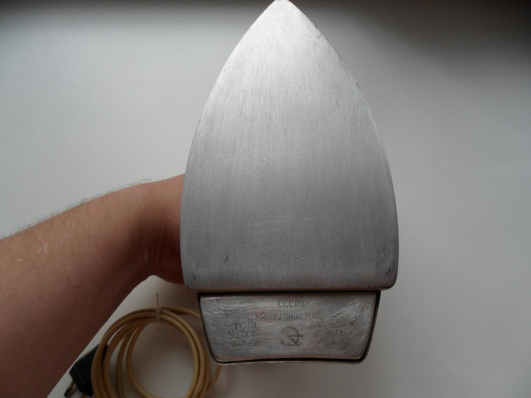 Рабочий утюг производства МИНЛЕГПИЩЕМАШ, СССР. - Новотроицк