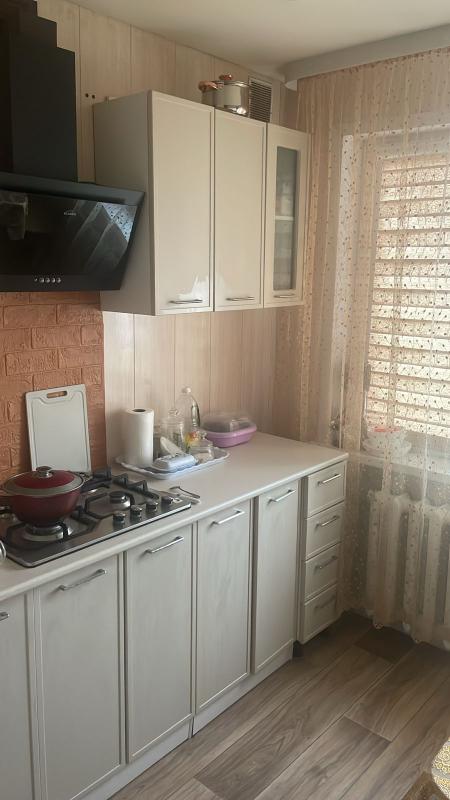 трешка с двумя балконами, водонагреватель, встроенная кухня, спальный гарнитур, мягкий уголок, прихо - Новотроицк