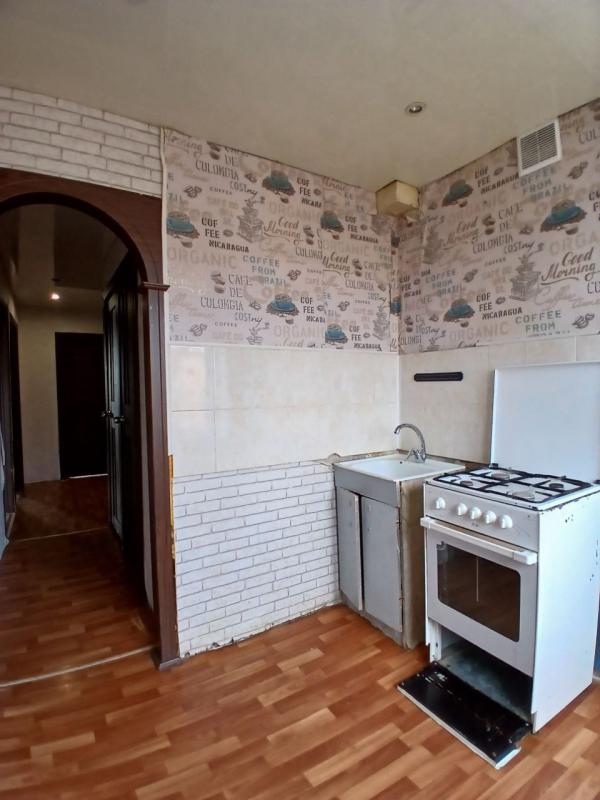 Продается 3-комнатная квартира на комфортном этаже с раздельными комнатами   по адресу: г. - Новотроицк