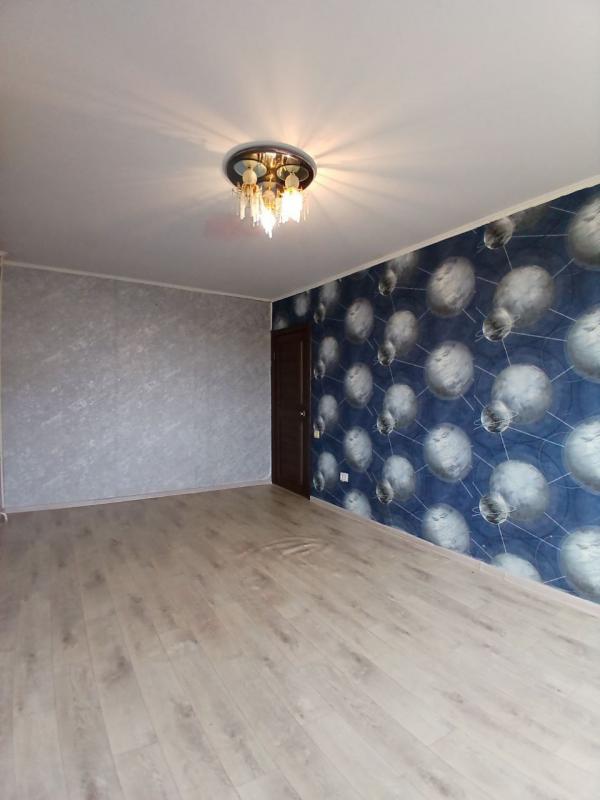 Продается 3-комнатная квартира на комфортном этаже с раздельными комнатами   по адресу: г. - Новотроицк