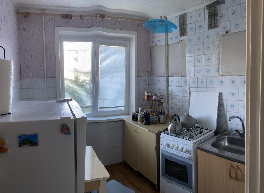 Двухкомнатная, ходы раздельно, 33 кв м жилая, одна комната с нишей, окна на разные стороны, требуетс - Екатеринбург