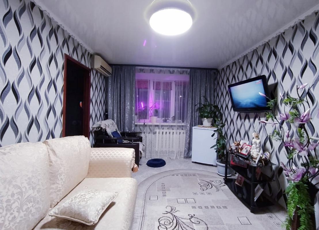 Продаётся 3-х  комнатная квартира, на 1 этаже, 5-ти этажного, кирпичного дома, по адресу:
 г Новотр - Новотроицк