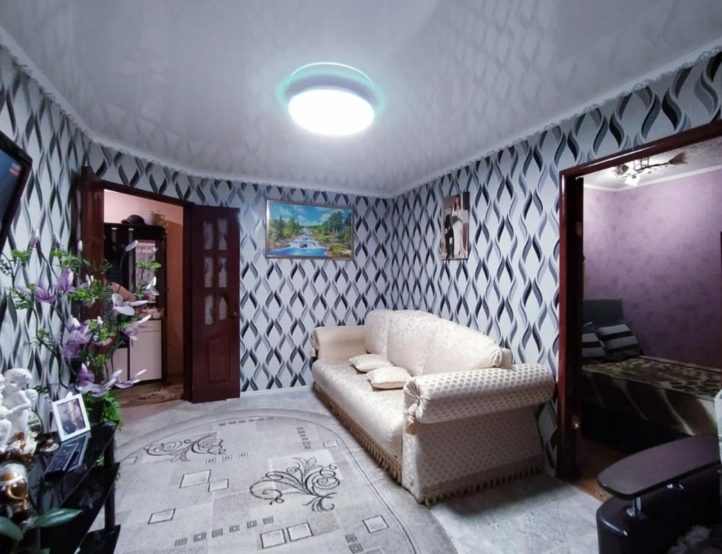 Продаётся 3-х  комнатная квартира, на 1 этаже, 5-ти этажного, кирпичного дома, по адресу:
 г Новотр - Новотроицк