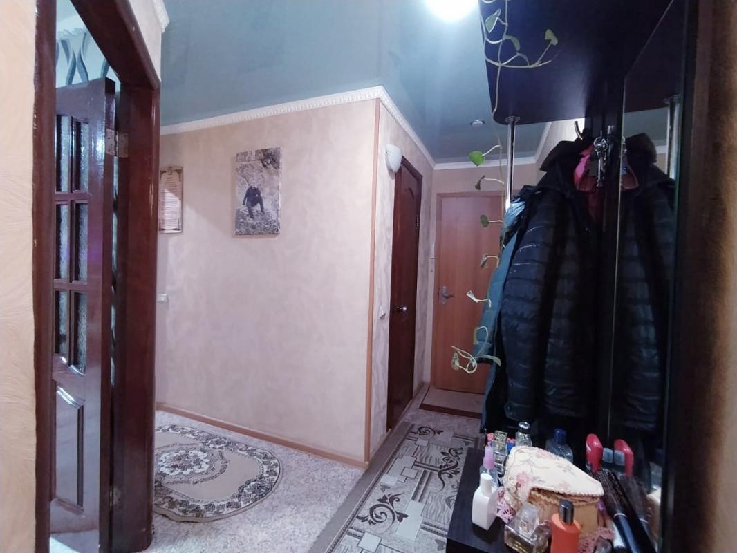 Продаётся 3-х  комнатная квартира, на 1 этаже, 5-ти этажного, кирпичного дома, по адресу:
 г Новотр - Новотроицк