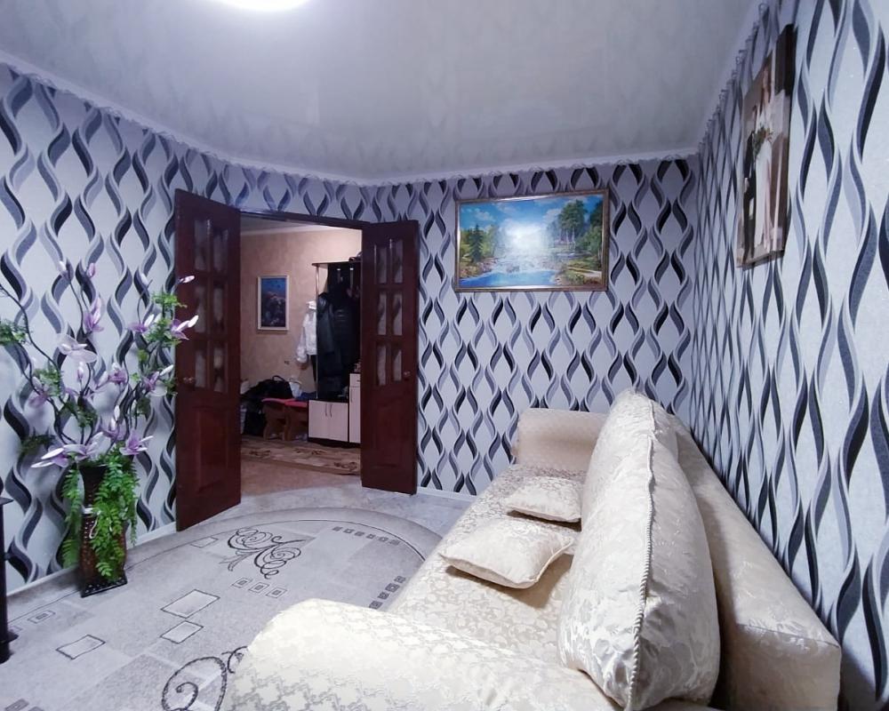 Продаётся 3-х  комнатная квартира, на 1 этаже, 5-ти этажного, кирпичного дома, по адресу:
 г Новотр - Новотроицк