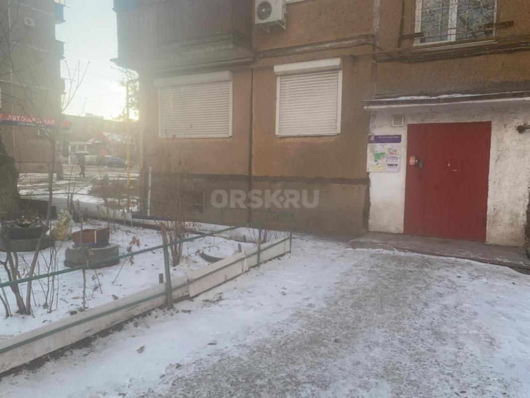 Сдам квартиру 1к-кв полностью мебелерованную , всё есть холодильник,микроволновая печь,стиральная ма - Орск