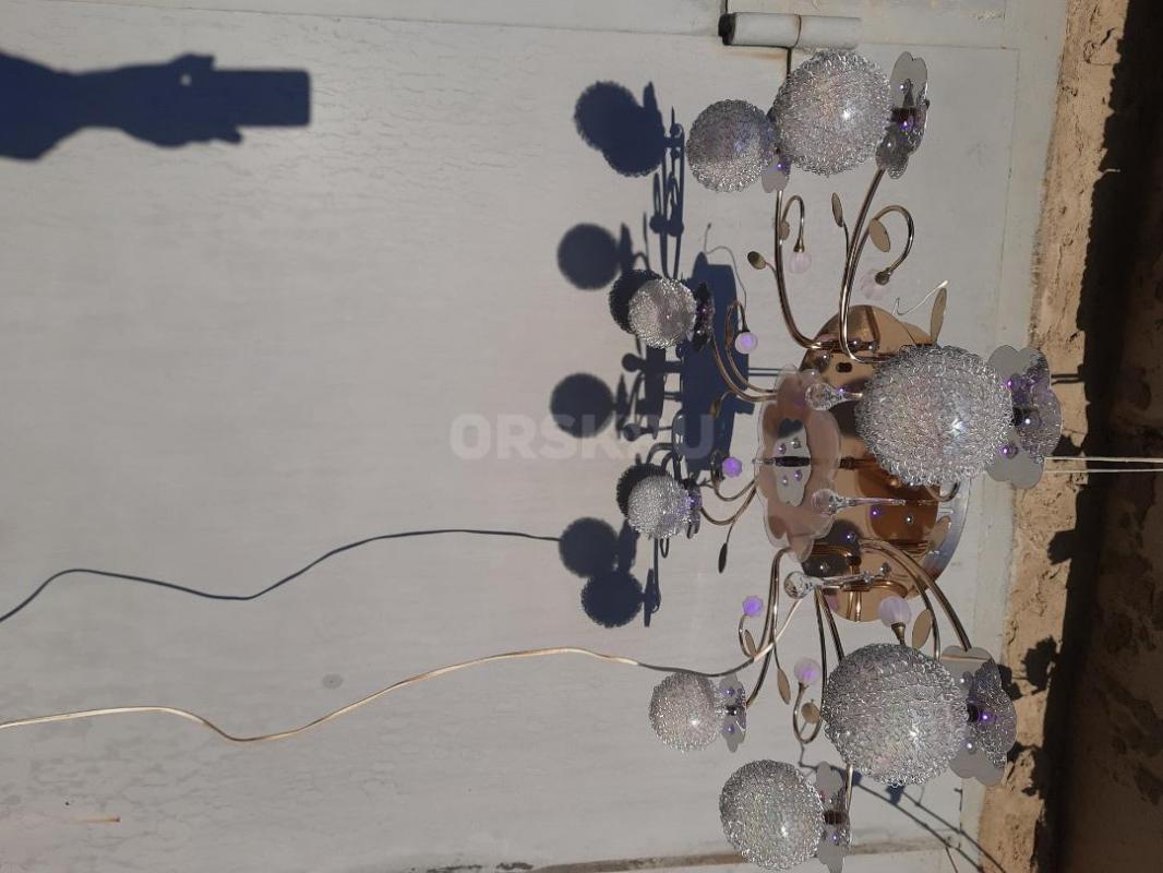 Продам люстры 3х рожковую с лампочками в отличном состоянии и люстру с шарами. - Орск