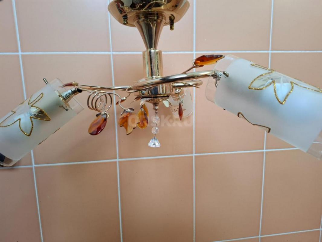 Продам люстры 3х рожковую с лампочками в отличном состоянии и люстру с шарами. - Орск